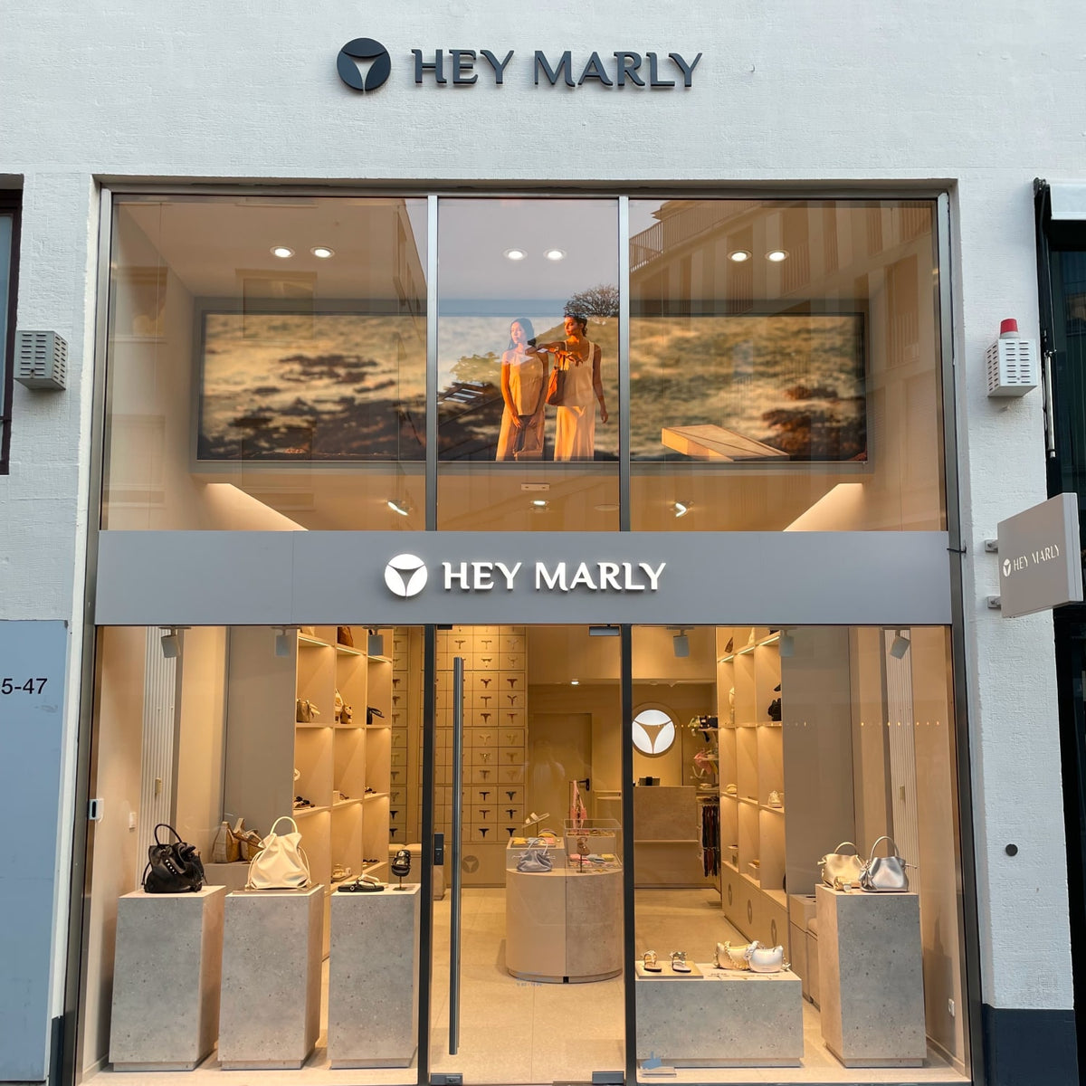 Foto des Shops Eingangsbereich, mit großen Hey Marly Logos